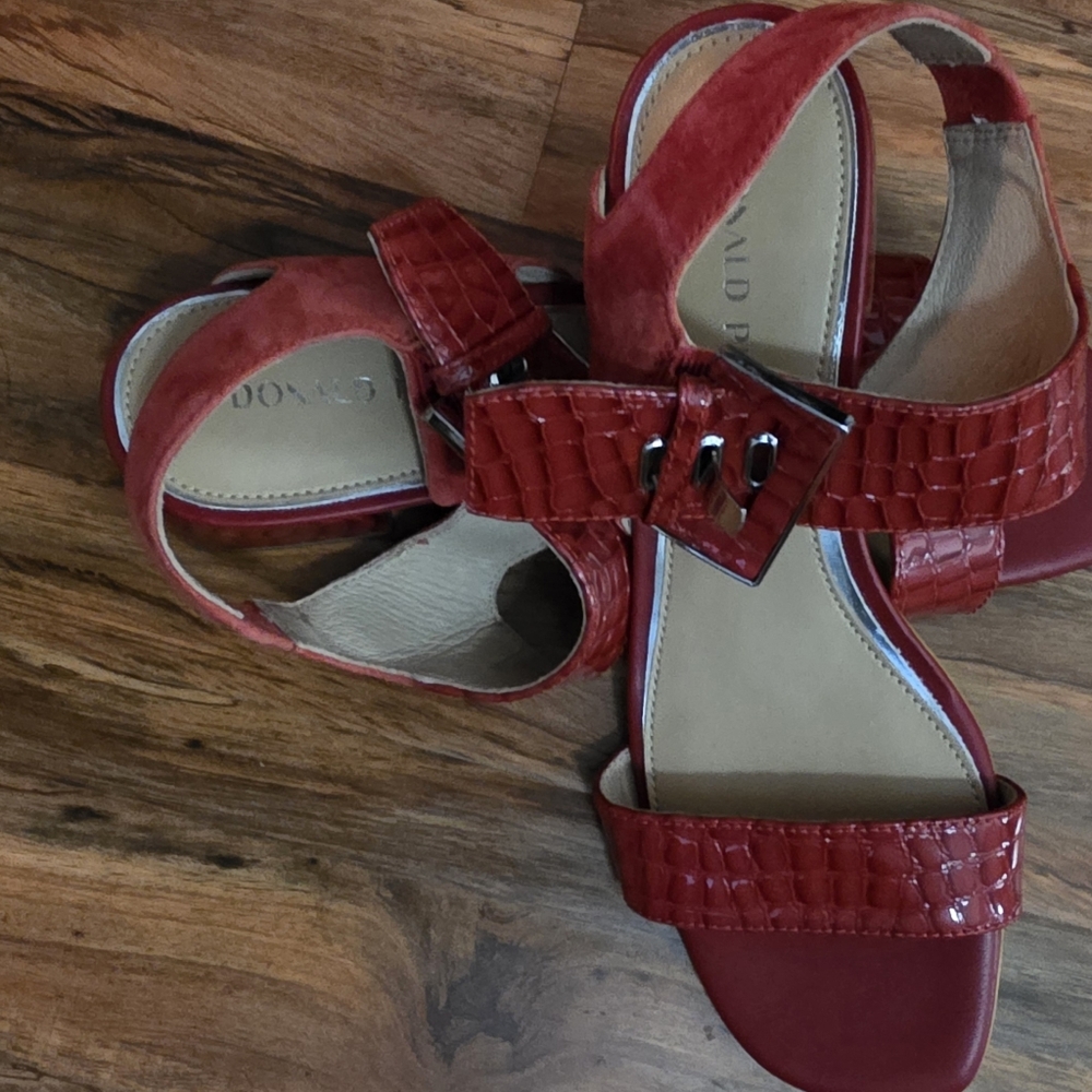 Donald Pilner Women's Vixi Sandal In Red. Size 9 Brand New. Smoke Free Home - Picture 3 of 9
